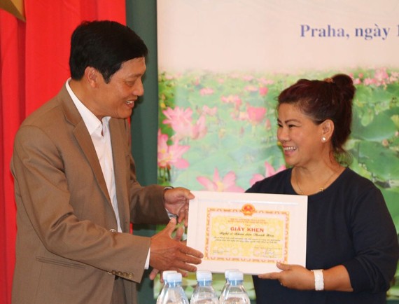 Đại sứ Trương Mạnh Sơn trao tặng giấy khen cho NSND Thanh Hoa